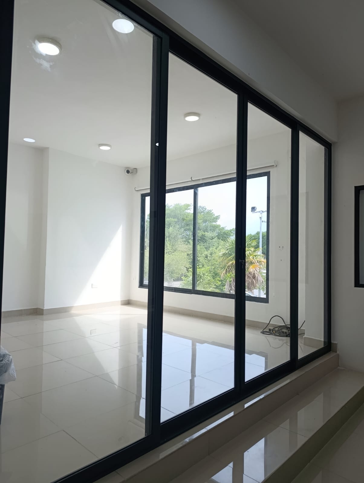 Fachada construida por Climas y +